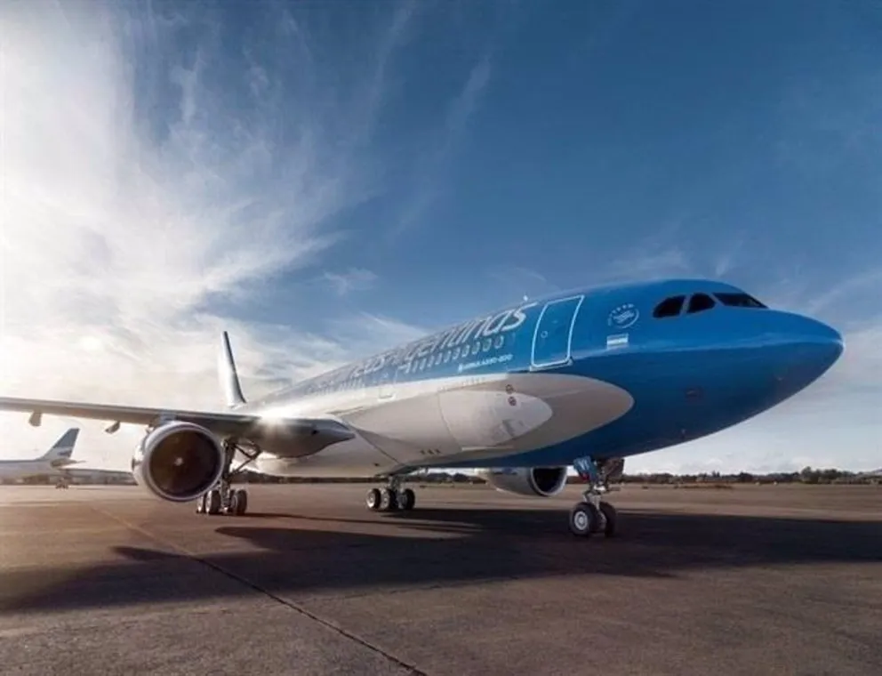 Aerolíneas Argentinas alerta que más de 8.000 pasajeros serán afectados hoy por el paro de controladores aéreos