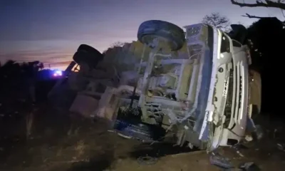 Ruta N°89: un camión con acoplado volcó y su conductor quedó atrapado