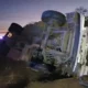 Ruta N°89: un camión con acoplado volcó y su conductor quedó atrapado