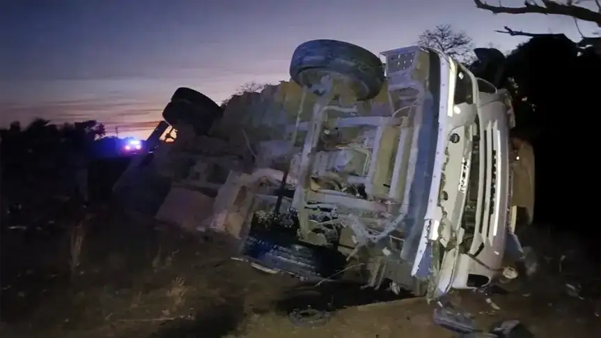 Ruta N°89: un camión con acoplado volcó y su conductor quedó atrapado 38 Ruta N°89: un camión con acoplado volcó y su conductor quedó atrapado