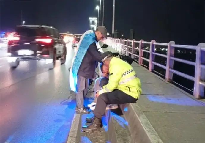 Impidieron que un hombre se arroje del Puente General Belgrano