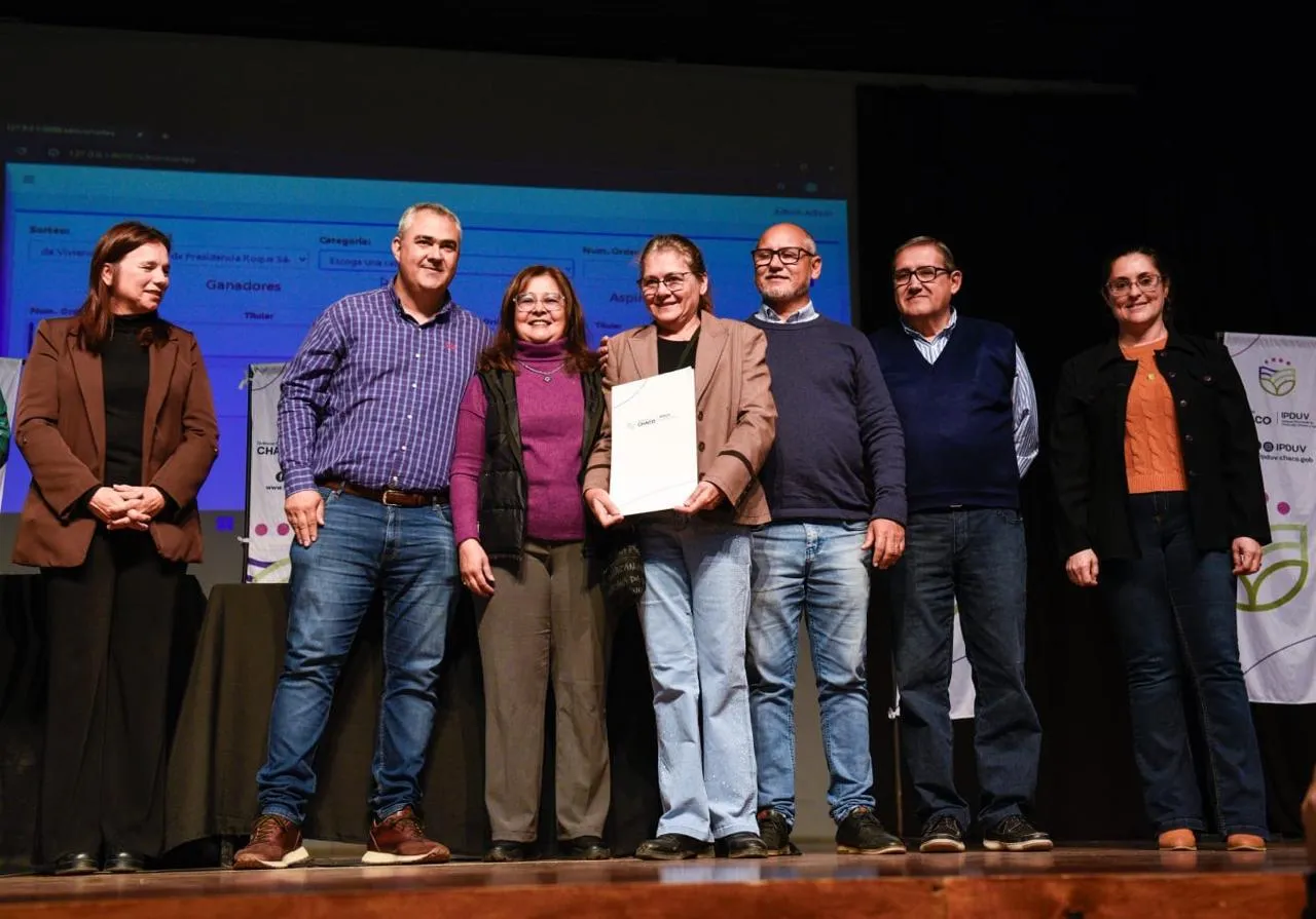 El Instituto de Vivienda entregó 50 títulos de propiedad en Sáenz Peña 38 El Instituto de Vivienda entregó 50 títulos de propiedad en Sáenz Peña
