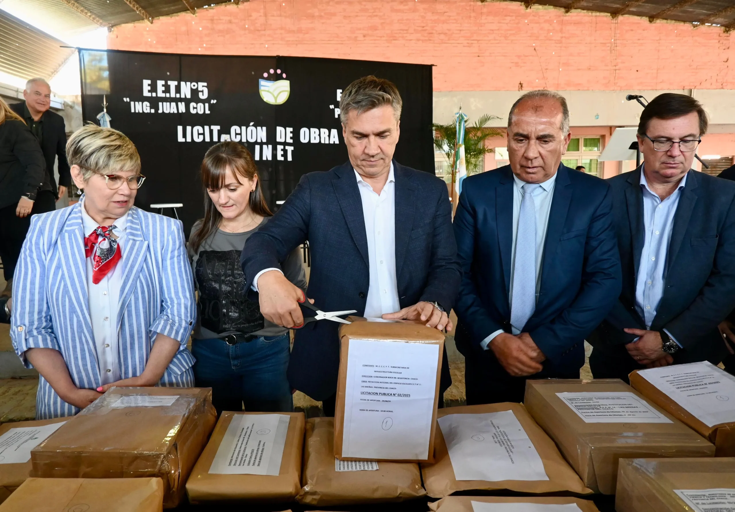 Zdero presidió la apertura de sobres para construir la EFP N°14 y refaccionar la EET N°5 en Las Breñas 36 Zdero presidió la apertura de sobres para construir la EFP N°14 y refaccionar la EET N°5 en Las Breñas