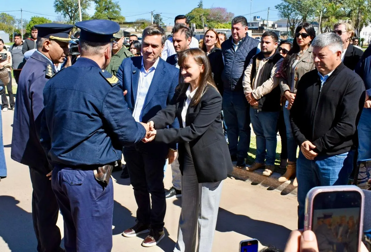 Zdero entregó camionetas con geolocalización en Fontana y anunció nuevas casillas de vigilancia