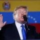 Trump advirtió que aviones venezolanos “serán derribados” si amenazan a fuerzas de Estados Unidos en el Caribe