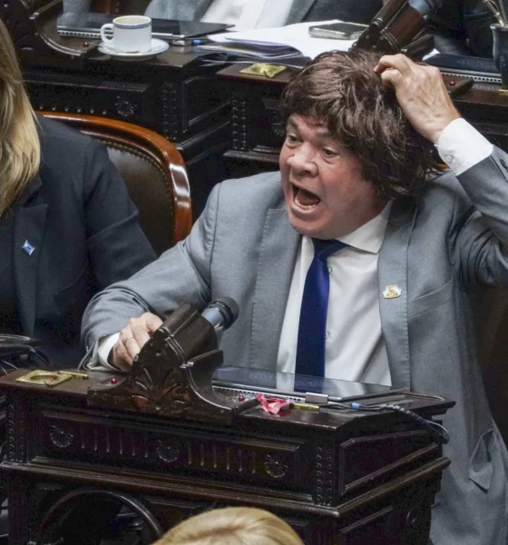 El diputado peronista Aldo Leiva se puso peluca para votar contra los vetos de Javier Milei