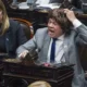 El diputado peronista Aldo Leiva se puso peluca para votar contra los vetos de Javier Milei