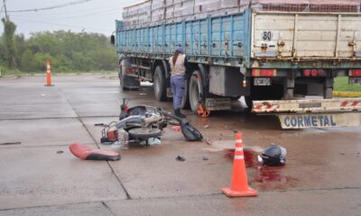 Un motociclista está grave, tras chocar contra un camión que llevaba ladrillos