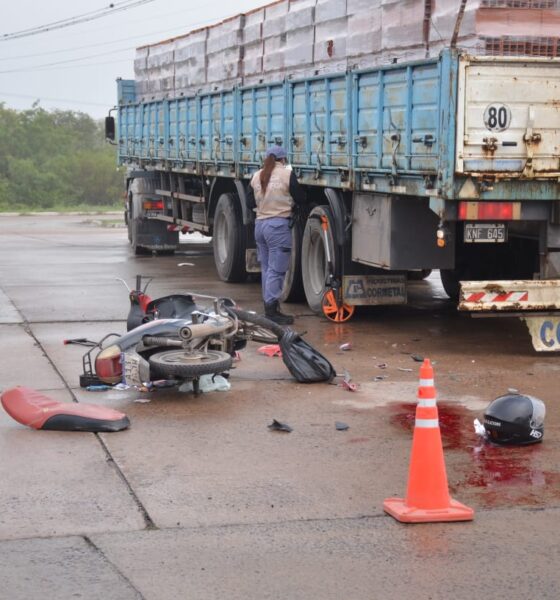 Un motociclista está grave, tras chocar contra un camión que llevaba ladrillos