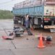 Un motociclista está grave, tras chocar contra un camión que llevaba ladrillos
