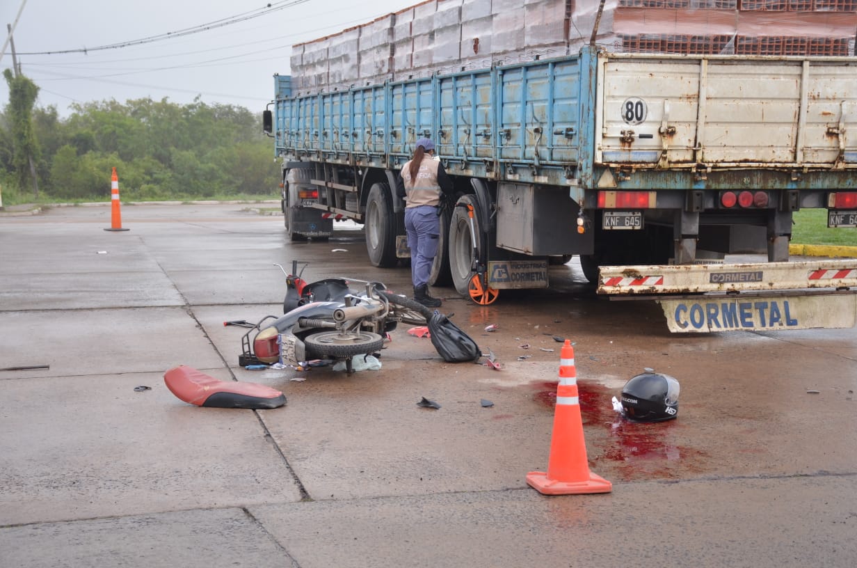 Un motociclista está grave, tras chocar contra un camión que llevaba ladrillos