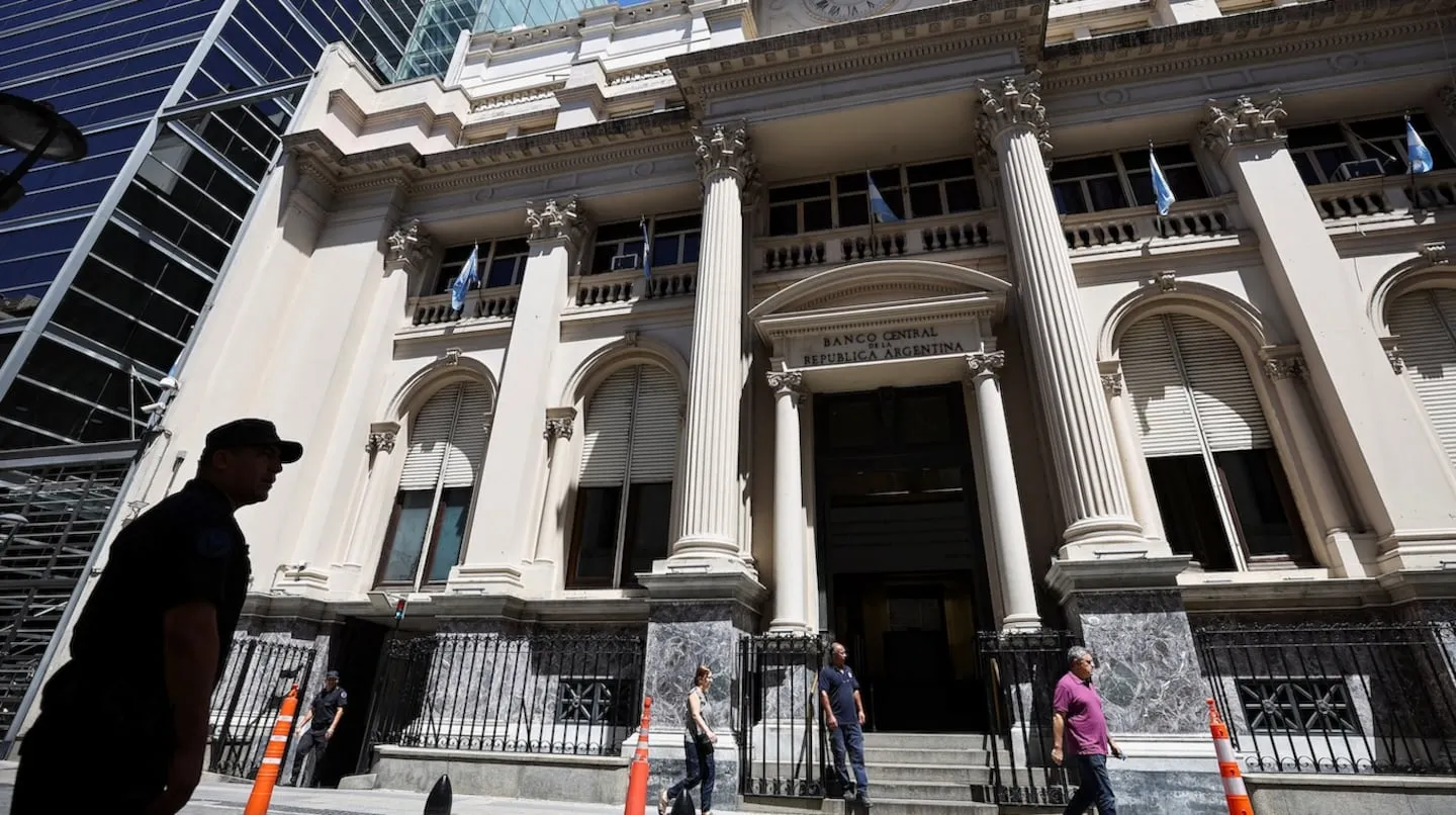 El Banco Central volvió a intervenir en el mercado y vendió US$379 millones, la cifra más alta desde la salida del cepo