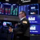 Suben bonos y acciones argentinas en Wall Street y retrocede el precio del dólar