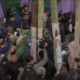 Militantes libertarios y kirchneristas se enfrentan en las afueras del club donde Milei cerrará la campaña
