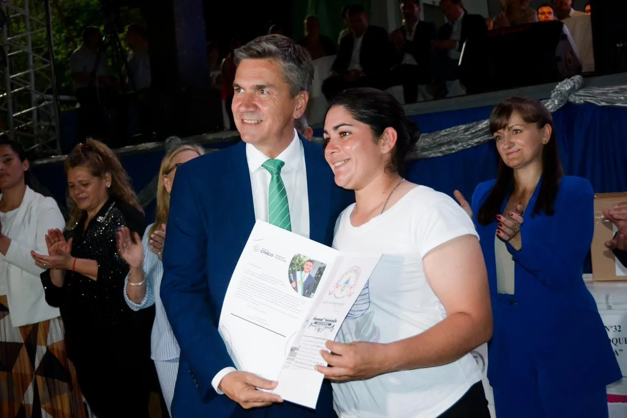 Entrega de títulos, obras y equipamiento en el aniversario de Charata 36 Entrega de títulos, obras y equipamiento en el aniversario de Charata