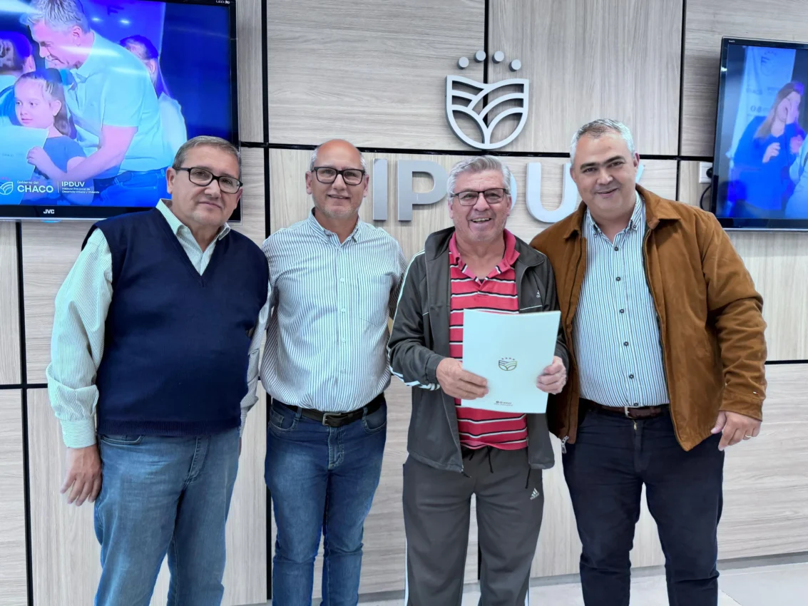 Después de cuatro décadas, familias chaqueñas reciben sus títulos de propiedad 36 Después de cuatro décadas, familias chaqueñas reciben sus títulos de propiedad