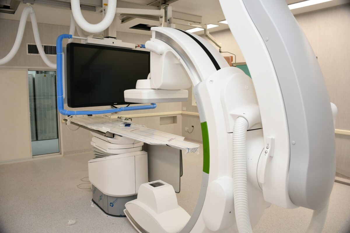 Obras finales para poner en funcionamiento el nuevo angiógrafo de alta tecnología, en el Hospital Pediátrico 38