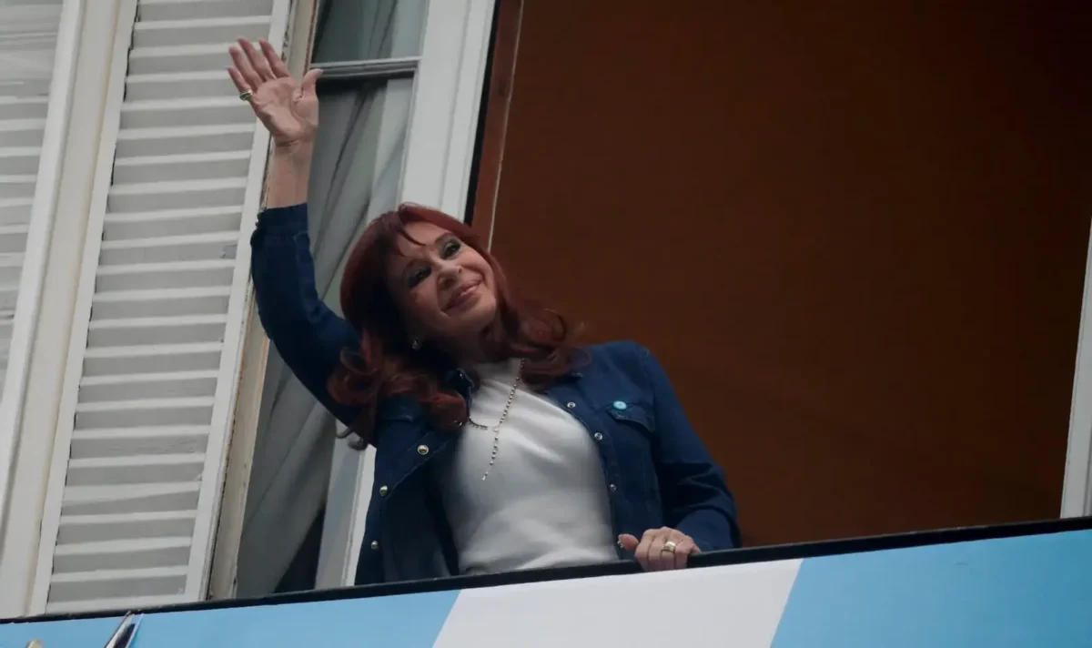 Cristina Kirchner responsabilizó a Kicillof por la derrota electoral en PBA: "El desdoblamiento fue un error político" 36 Cristina Kirchner responsabilizó a Kicillof por la derrota electoral en PBA: "El desdoblamiento fue un error político"