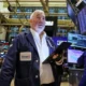 El riesgo país supera los 1200 puntos: qué pasa con el dólar y las acciones argentinas en Wall Street