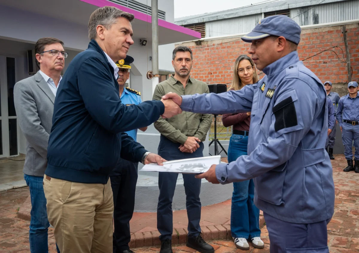 Zdero entregó patrullero 0 km y chalecos balísticos en el marco del plan estratégico de seguridad 36 Zdero entregó patrullero 0 km y chalecos balísticos en el marco del plan estratégico de seguridad