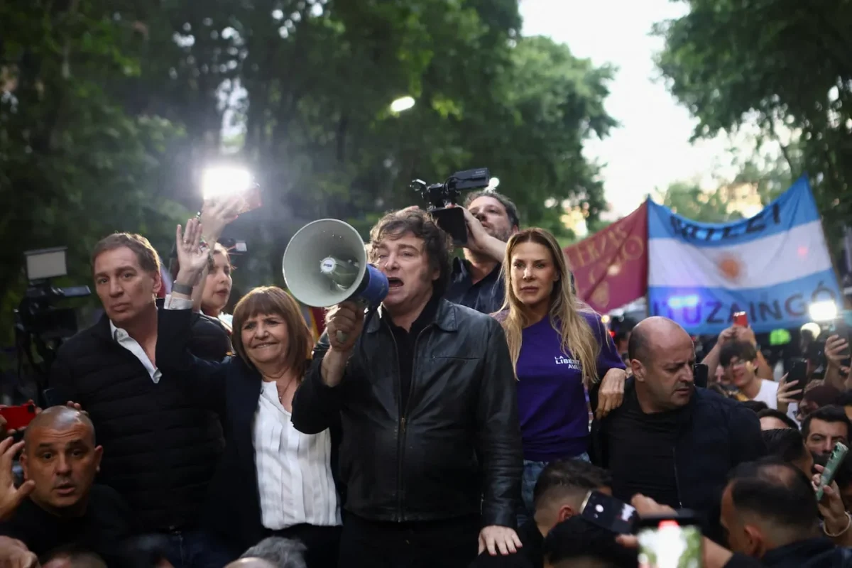 LLA y Fuerza Patria encaran la recta final de la campaña y disputan provincias que podrían torcer el resultado 36 LLA y Fuerza Patria encaran la recta final de la campaña y disputan provincias que podrían torcer el resultado