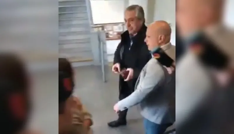 Alberto Fernández apareció, votó y salió a las apuradas: "Defendiendo la democracia" 36 Alberto Fernández apareció, votó y salió a las apuradas: "Defendiendo la democracia"