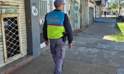 Una mujer encontró a un nene de tres años deambulando por avenida 25 de Mayo