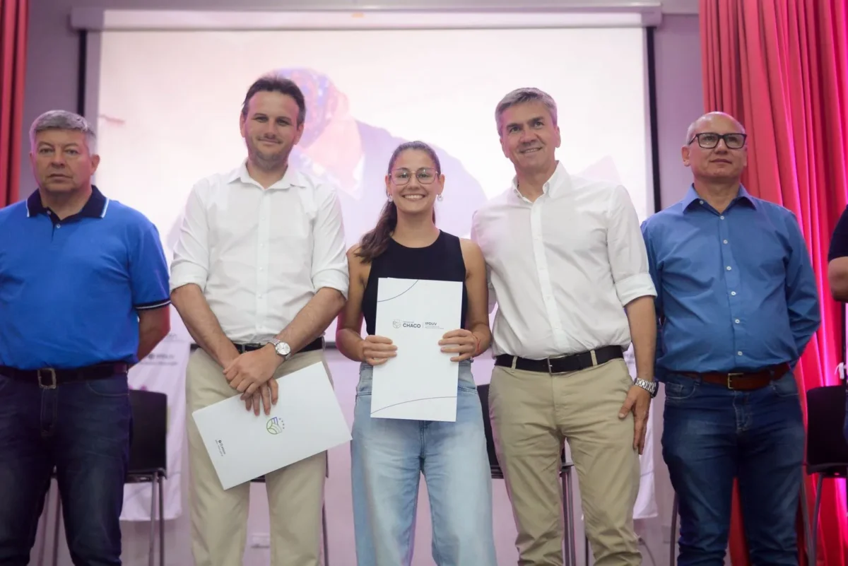 Tras 42 años de espera, 82 familias de Fontana recibieron sus títulos de propiedad 36 Tras 42 años de espera, 82 familias de Fontana recibieron sus títulos de propiedad